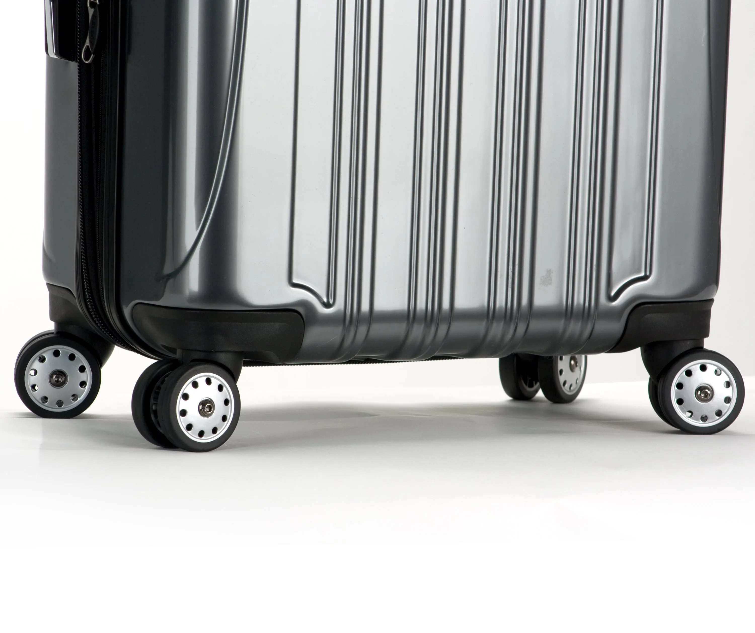DELSEY Paris Helium Aero 19" 4-Wheel International Carry-On Luggage
