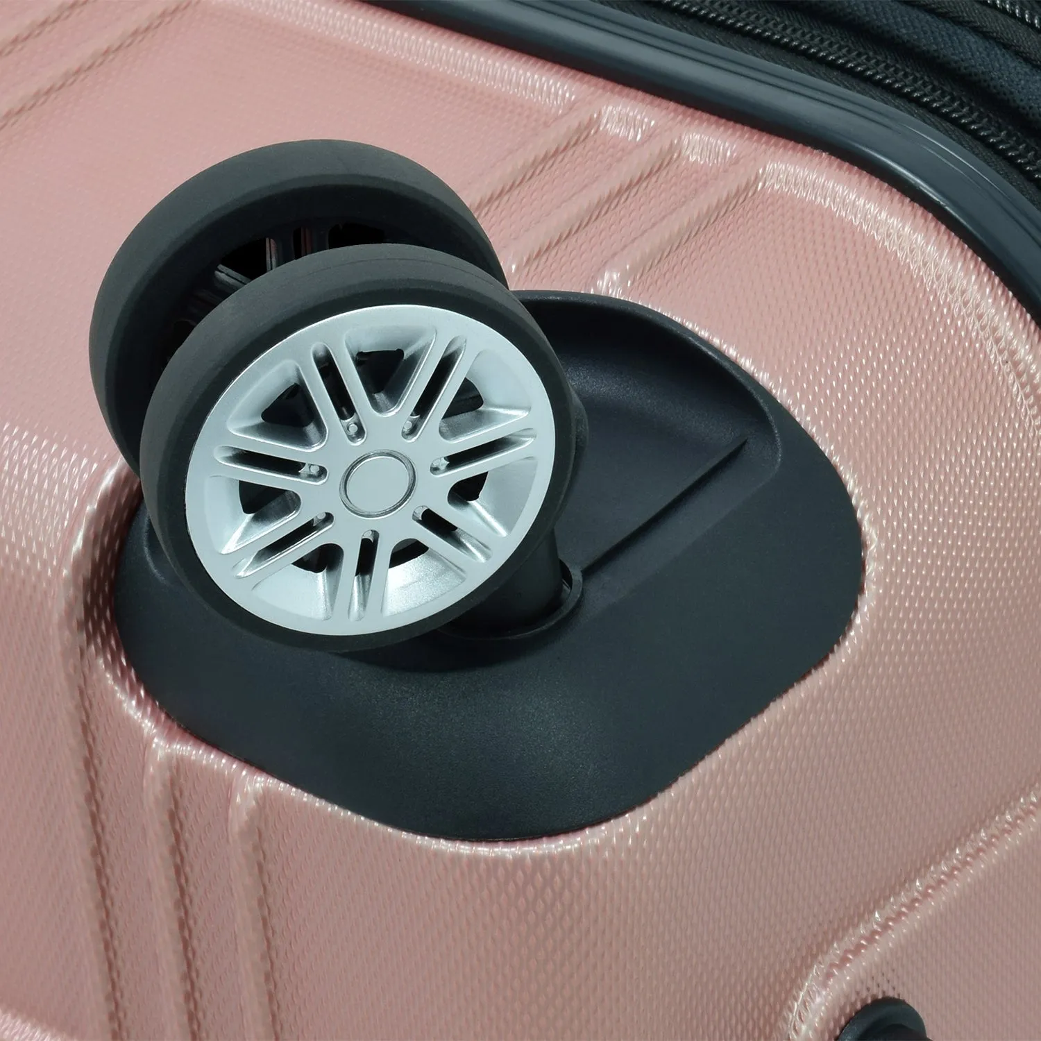 London Fog Kingsbury 25" 4-Wheel Medium Luggage