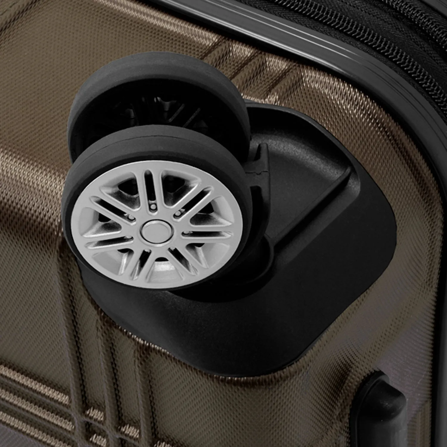 London Fog Kingsbury 25" 4-Wheel Medium Luggage