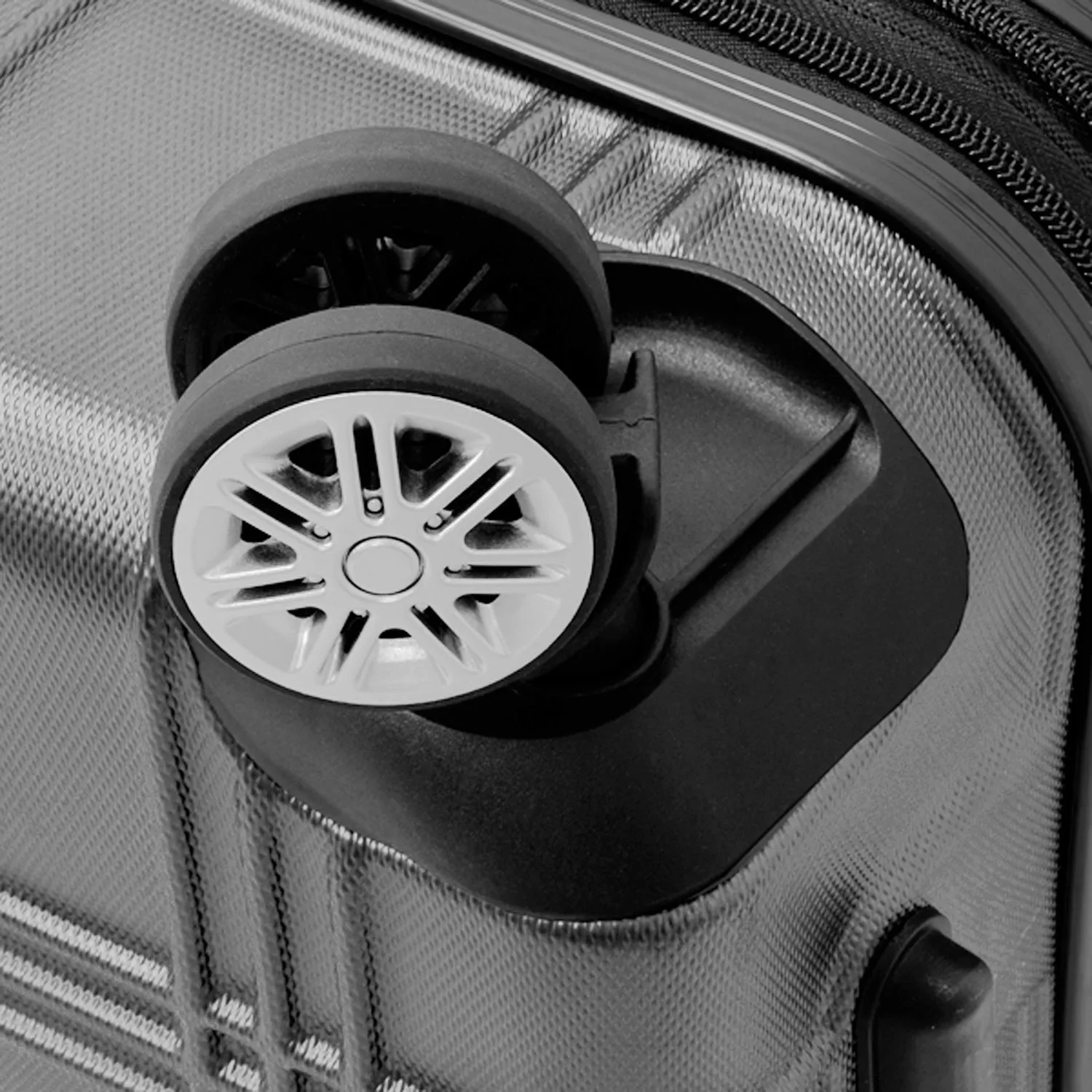 London Fog Kingsbury 25" 4-Wheel Medium Luggage