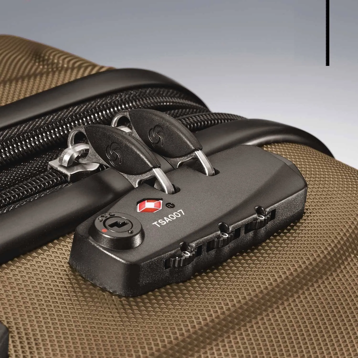 Samsonite Omni PC 24" Hardshell 4-Wheel Medium Luggage