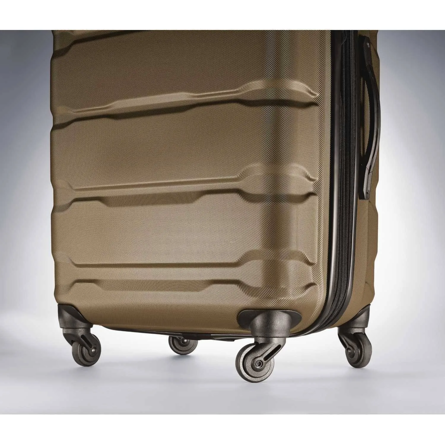 Samsonite Omni PC 24" Hardshell 4-Wheel Medium Luggage