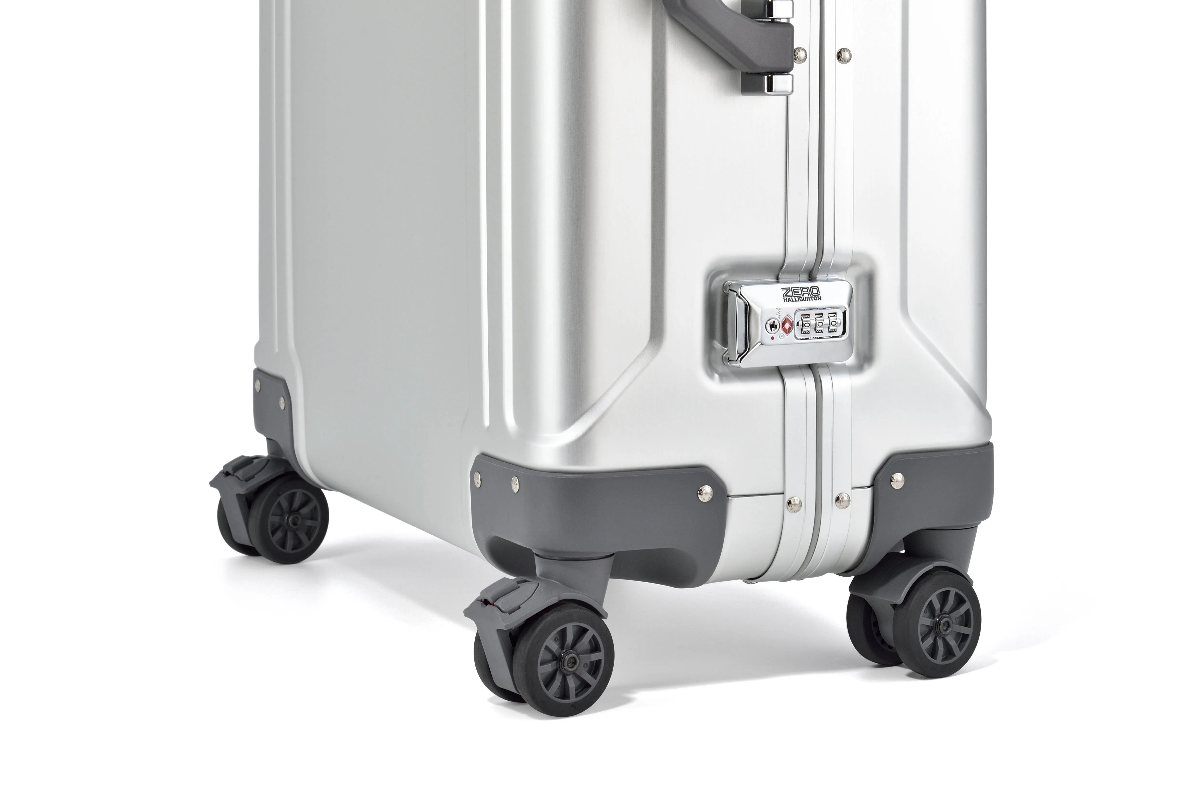 ZERO Halliburton GEO Aluminum 3.0 26" 4-Wheel Medium Luggage