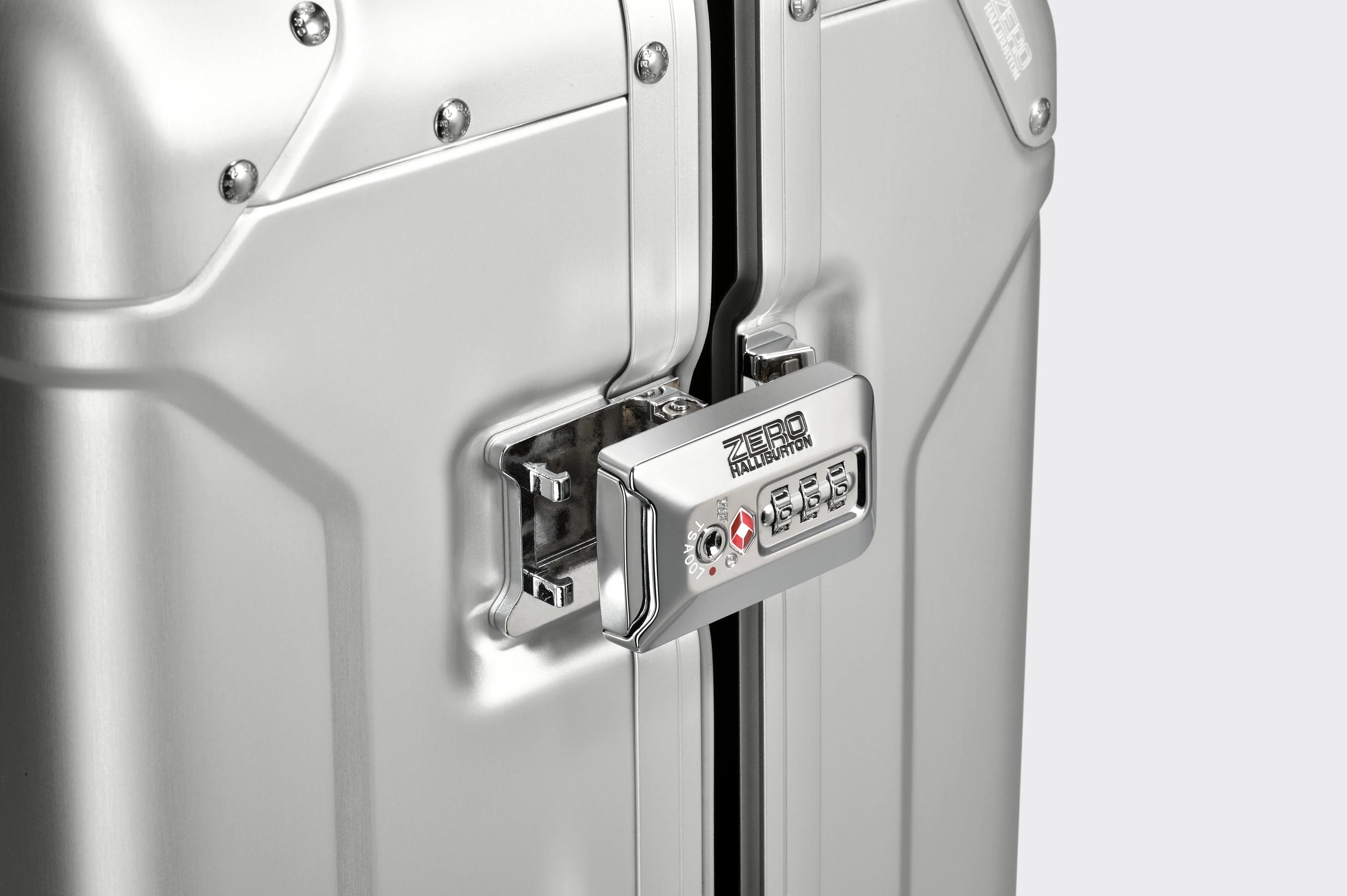 ZERO Halliburton GEO Aluminum 3.0 26" 4-Wheel Medium Luggage