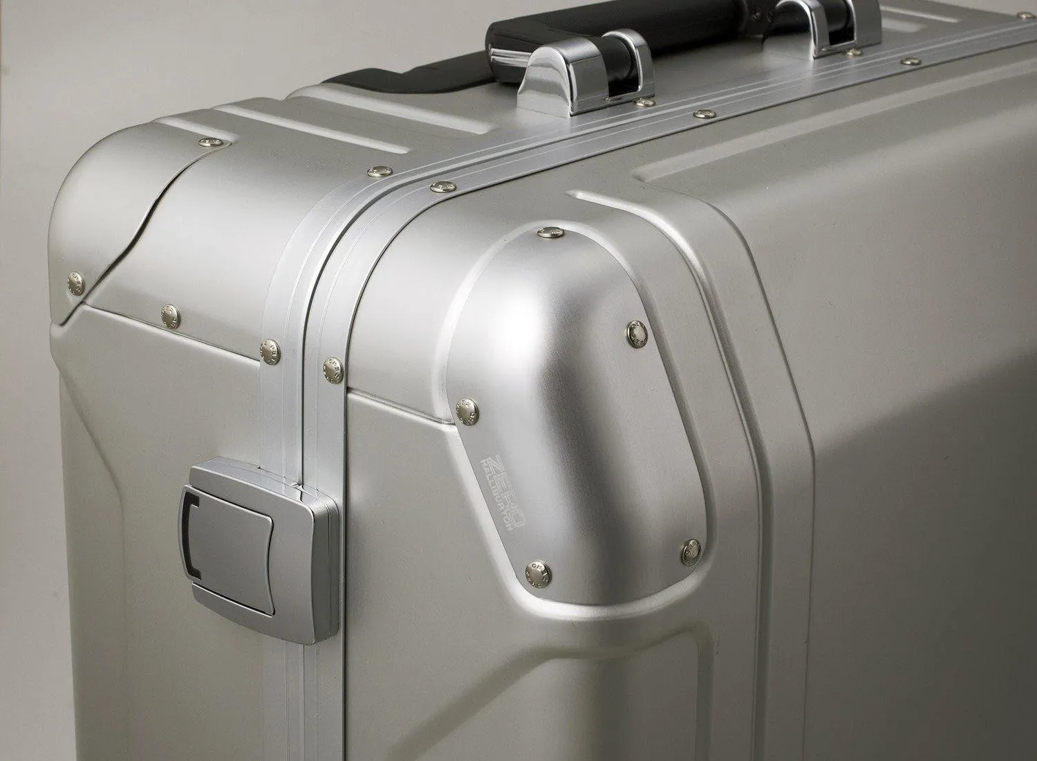 ZERO Halliburton Geo Aluminum Carry On 2 Wheel Travel Case