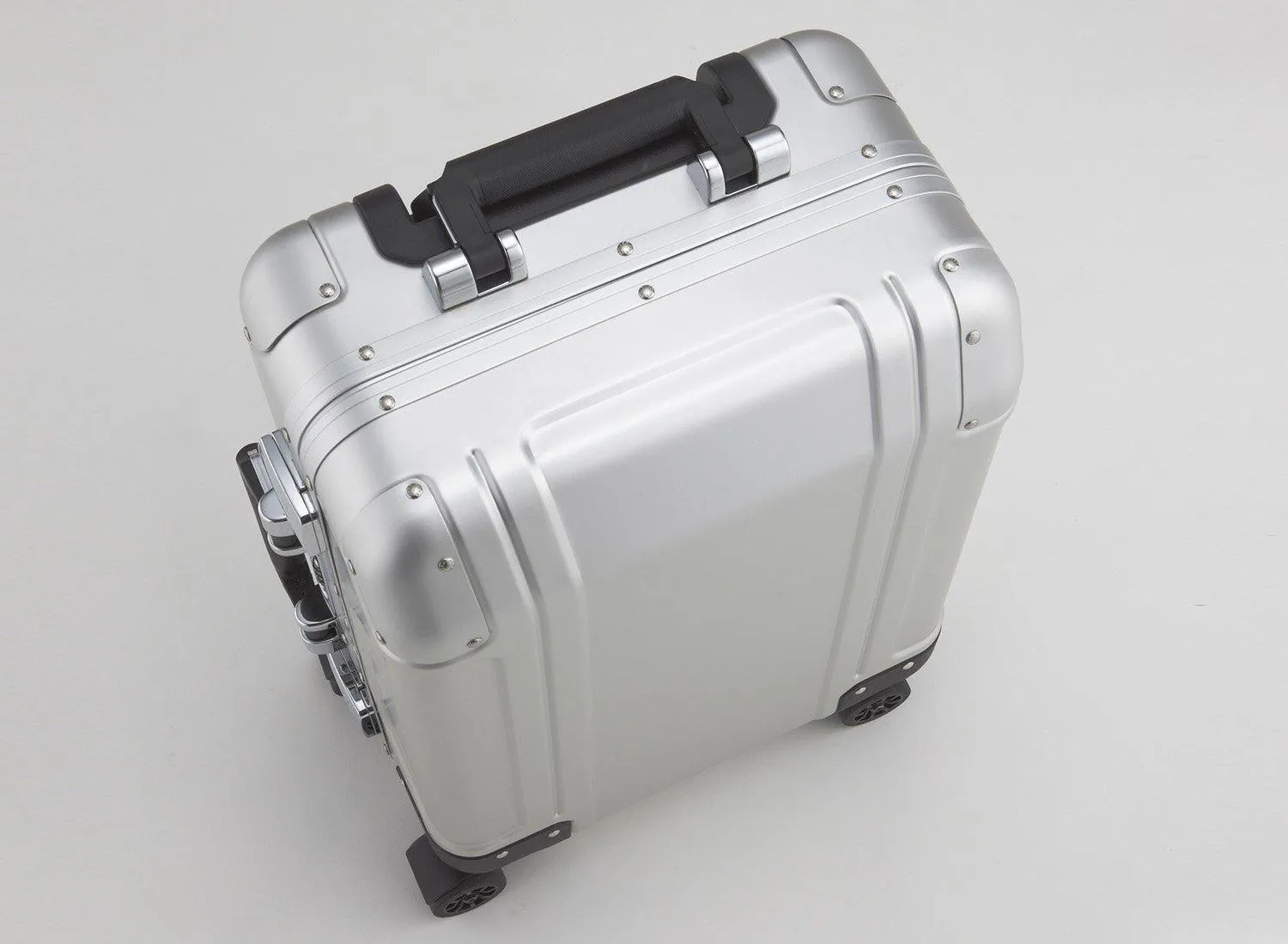 ZERO Halliburton Geo Aluminum Carry On 2 Wheel Travel Case